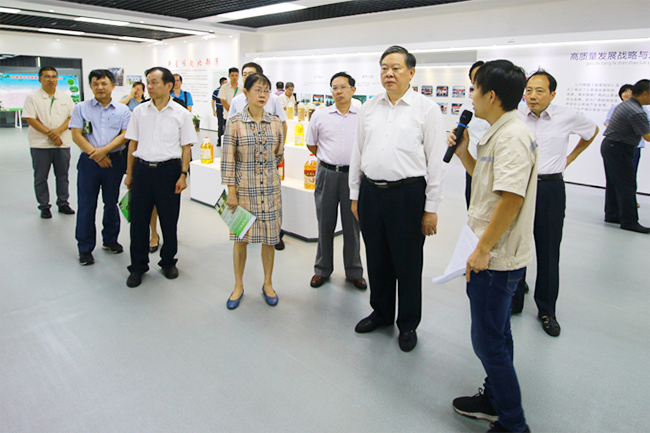自治區(qū)人大常委會(huì)副主任、黨組副書(shū)記張秀隆一行到九龍桂山茶油指導(dǎo)工作